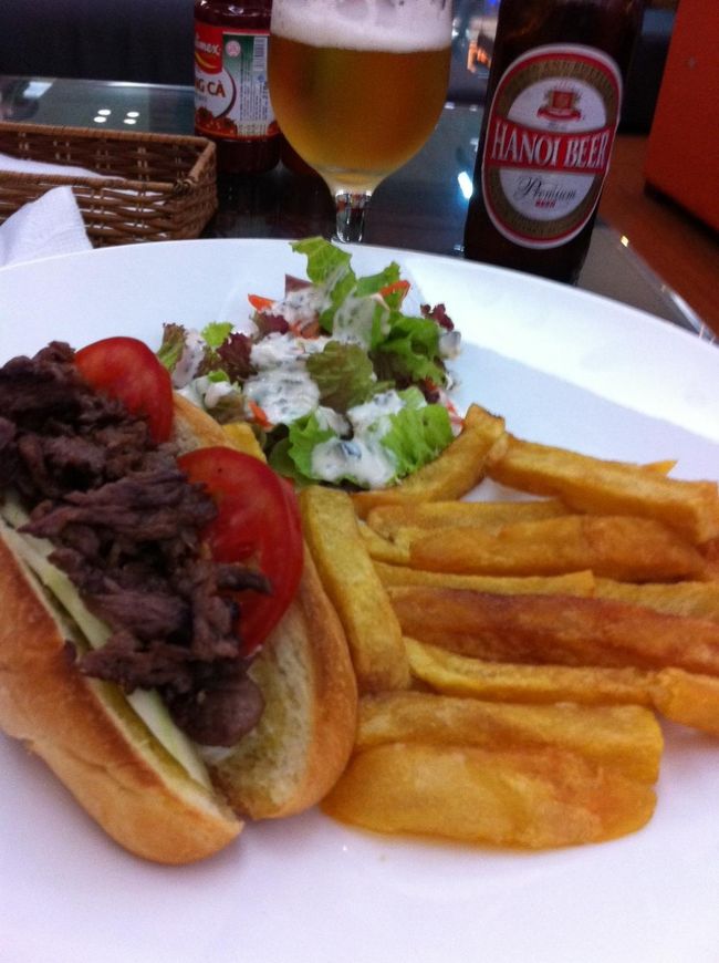 食べ忘れた！と思って、空港のレストランで頼んだバインミー。フランスパンに肉などいろんな食材を入れるベトナム人気メニューの一つ。