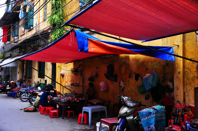 ちなみにハノイも物売りや寄付を要求してくる人が多いので、ややうざい。<br /><br />大学生のお姉ちゃんとかフレンドリーに話しかけてきてくれたと思ったら、恵まれない子供かなんかに「寄付しろ、ほら、他の旅行者もこんなに寄付してくれてる」と怪しいノート（寄付した人の名前、国籍と金額が書いてある）を見せられた。寄付の金額も最低10ドルとかで、そんな得体の知れない人にはそんな金額払えないってことで拒絶すると。手のひらを返したように、ベトナム語でなんか文句っぽいこと言いながら去っていった・・・<br /><br />下手に英語ができることがばれない方が楽かもしれない。。。