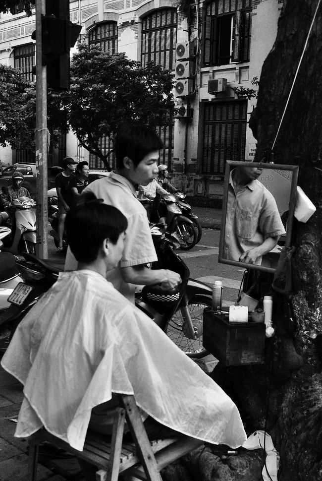 屋外文化が発達してるのか、食べ物屋などは小さなお風呂のいすみたいなのを店の外に並べてる所が多い。<br /><br />床屋さんまでオープンエア！