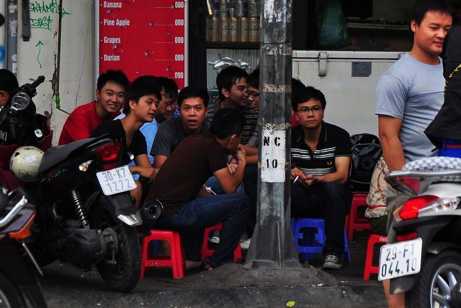 こちらが食べ物屋さん。<br /><br />屋台じゃないよ。ちゃんとしたお店。<br />このお風呂のいす、低いので、スカートの場合はパンチラに要注意。<br />だからベトナム人の女性はパンツやショートパンツの人が多いのかなぁ。苦笑