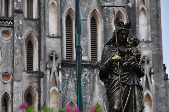 ハノイ中心部にある大教会。<br />