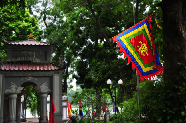「神」って一文字だけ書いてあるド派手な旗。何の神様を祀ってるの？？