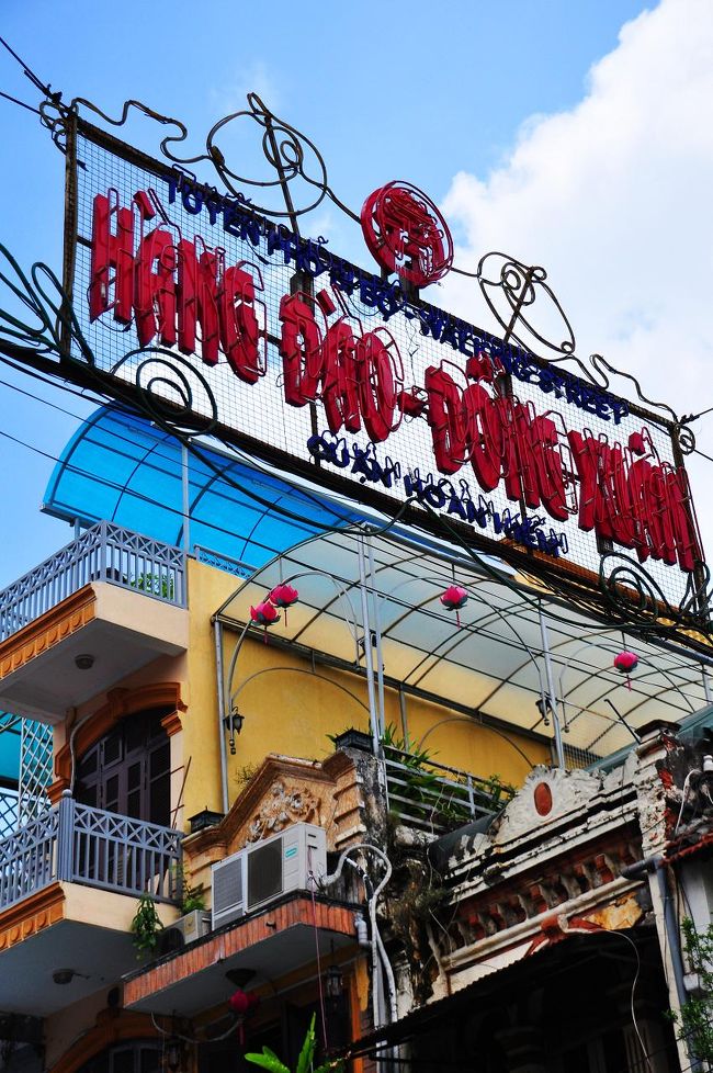 旧市街を歩いていると、お祭りみたいに道路の上に旗や飾りをよく見かける。<br />