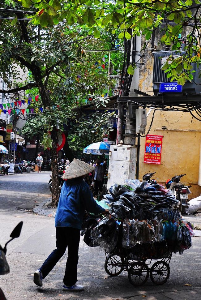 こういうカートや自転車などに商品を山盛りにした物売りや、露天商がたくさんいて、基本的には売っているものからして、観光客ではなくてローカル向けっぽいんだけど、いったい一日にどれだけ売れるの？って疑問に思うような物を売っている人を結構見かけるのよね。。<br /><br />もうちょっと他によい商売はないんだろうか。