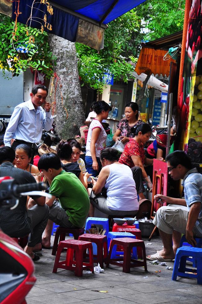 こちらもオープンエアの食べ物屋さん。オープンエアつってもこれだけおしゃれ感がないのもすごいよな。<br /><br />しかも結構食べづらいんだよな。この低さが。