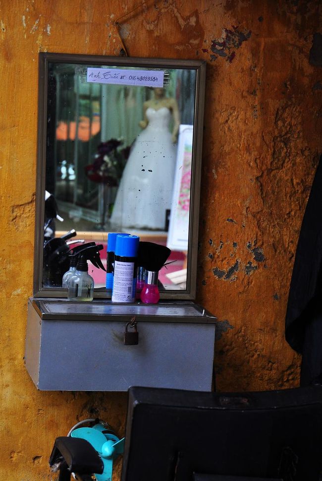 客待ちの床屋さん。