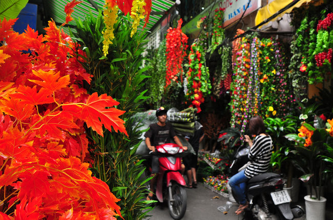 旧市街の通りは同じ種類のお店が固まっている。そんなところがイスラムのスークとちょっと似てる。<br /><br />こちらは造花の通りみたい。