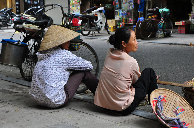 旧市街はカフェなんてオシャレなものは全然なくて、トイレ休憩にも困るから水分は控え目にひたすら歩いてた。<br /><br />蒸し暑い中を歩き回って疲れたので閉じてたお店の軒先で休憩。<br /><br />そしたら目の前に物売りのおばさんがやってきて、同じように休憩☆<br />いやー、この暑さはバテるよね〜。