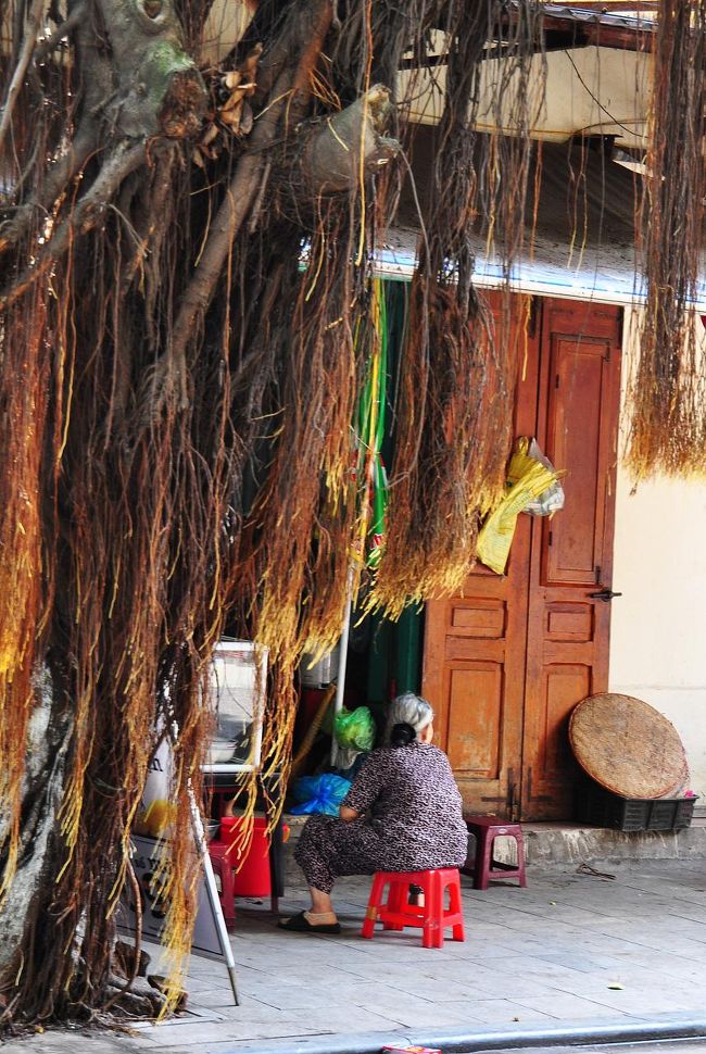 お店の前でのんびり。<br />一日の売上はいかほど？？<br /><br />こんな生活もいいかもしれない。