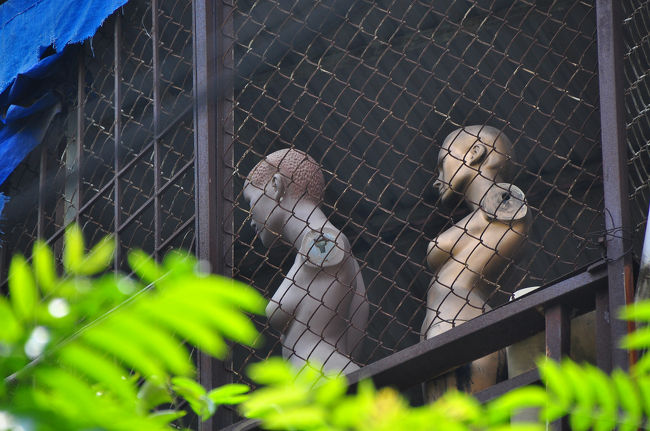 ふと上をみると3階の窓辺にマネキン・・・？<br />ナゾです。