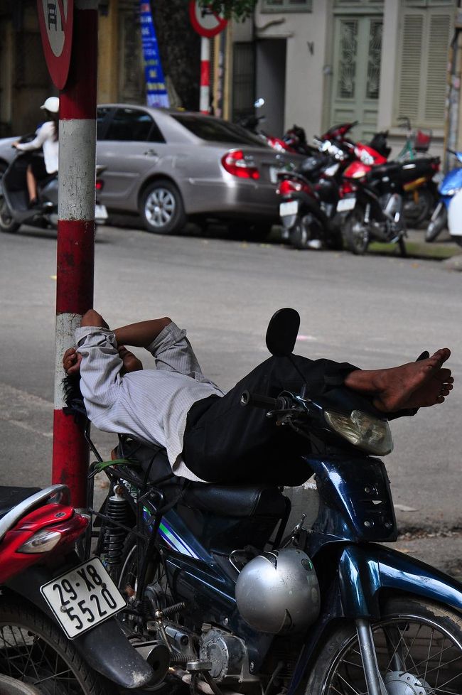 すごく器用にお昼寝してるオジサマ。<br />こんな寝方で休めるの？？^^;