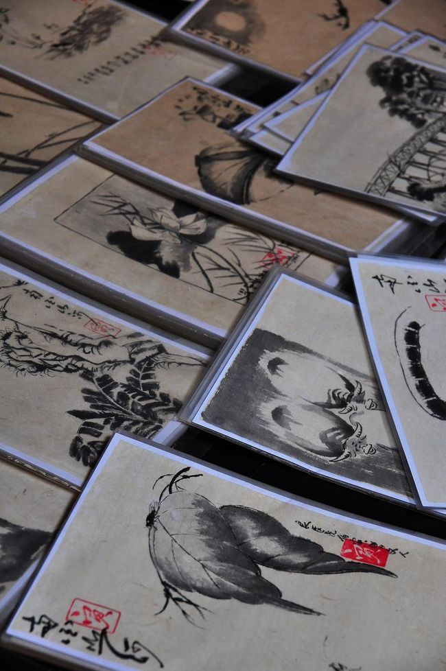 おじいさんがその場で描いて実演している。