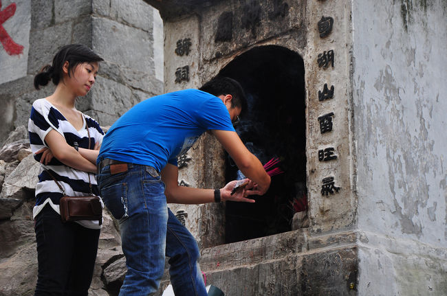 ホアンキエム湖の北東の畔にある玉山祀。<br /><br />ここは観光客や地元のお参りする人たちでいっぱい。