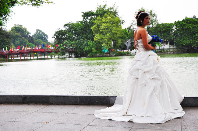 私じゃないですよ。^^;<br /><br />ホアンキエム湖でウェディングフォトを撮っていたお姉さん。<br />