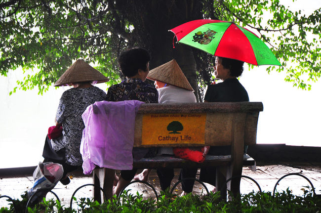 なぜか、朝のホアンキエム湖周辺にいる人たちは中年女性が多い。<br /><br />この赤と緑の傘は日傘のつもり？？