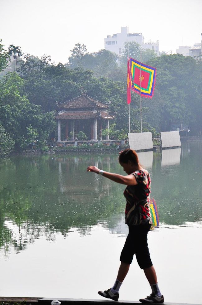 あと変な運動してる人たちがいるんだけど、気功かなんか？？