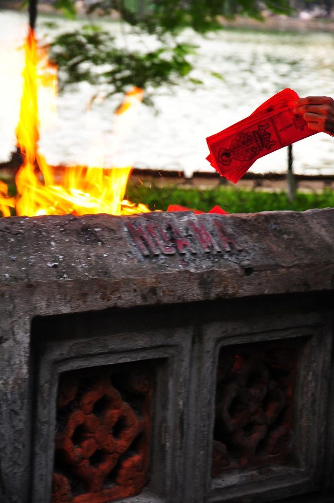 赤いお札を燃やしているのは中国の紙銭を燃やすのと同じなのかなぁ？