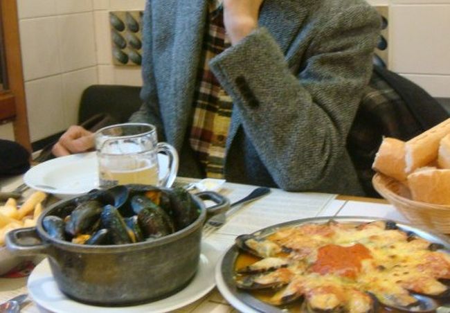 ムール貝セット（ミニ）13.90ユーロ。<br />小さい目バケツにムール貝いっぱいとパンとフレンチフライとベルギービール。<br />プロバンス風　18.70ユーロ　これめっちゃうまかった。<br />満足！