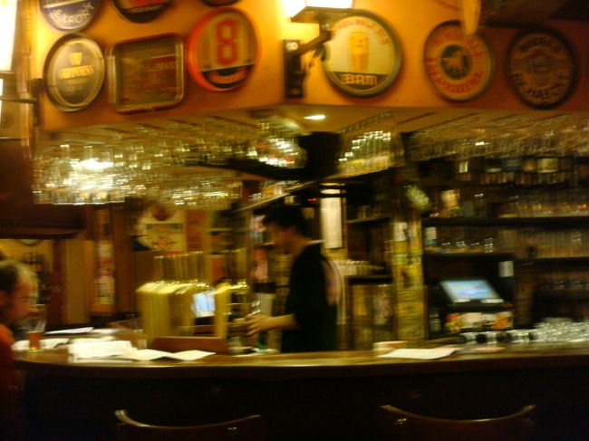 にもかかわらず<br />レオン出て少し歩くとデリリウムカフェ。<br />ギネスにも出ているビアカフェです。<br />樽のテーブル。<br />Kwakを。変わった形のグラスに入れてもらう。<br />飲むときに音がするとゆうことだったが、？<br />