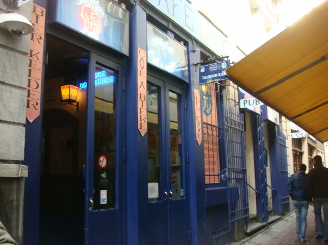 デリリウムカフェ　外側<br />すっかり満足。