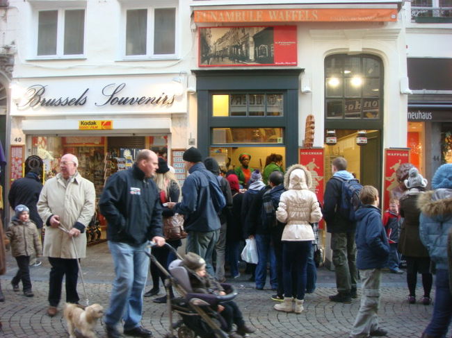 ワッフルの有名店。すごい行列。<br />さすがにもうお腹が無理。