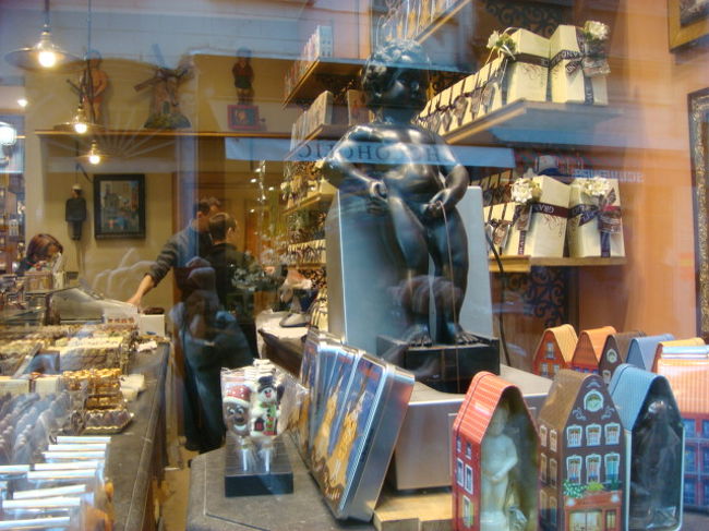 チョコレート屋さんの店先。<br />小便小僧チョコレート製。