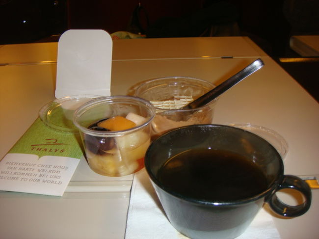 15：43Bruxelles midi駅出発。<br />…のはず。いつまで待っても出発しない。<br />30分以上待ってたら、なんかフランス語のアナウンスあって、<br />乗客の人がみんな、横のホームに来た列車に移って行ったので、私らもあわてて<br />隣の列車に移った。<br />時間てホントにいいかげん。<br />発車してから、この時間はおやつが出ました。<br />フルーツかショコラプリンってことだったけど、給仕の男の子がどっちもくれました。<br />