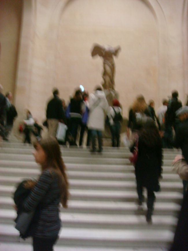 パリにもどってから、大急ぎで金曜日に遅くまであいているルーブル美術館へ。<br />ここでもミュージアムパスがお役立ち。<br />この日遅くまで開いてるのはルーブル美術館だけなんで、やっぱり混んでる。<br />