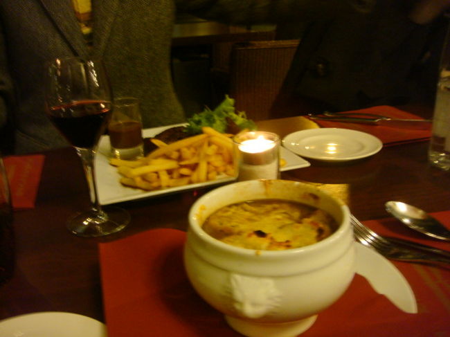 晩御飯はオペラ座近くのカフェに行く予定だったけど<br />雨がひどくてホテルまで帰還。<br />お隣のブラッセリーへ。<br />実は10年前にも行ったお店。変わらないオニオングラタンスープ。