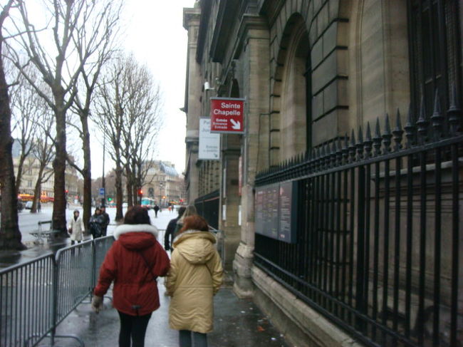 明けて12月31日。<br />シテ島へ。あいかわらず雨が降ったりやんだり。