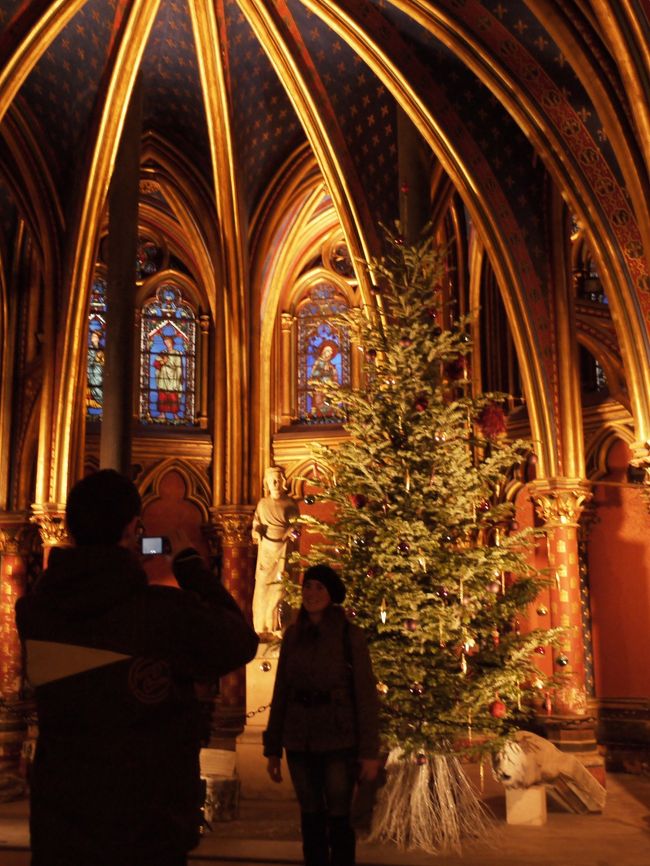 目的はサントシャペル。<br />以前にパリに来た時、時間が合わなかったりして見れなかった。<br />さすがにステンドグラス素晴らしい。<br />チケット売り場は結構並んでたけど、ここでもミュージアムカードがお役立ち。