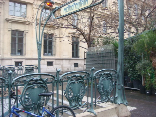 シテ島、メトロ入口。