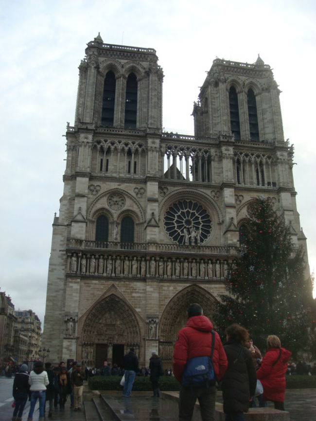 今回の旅の目的。<br />ノートルダム寺院に隣接する土産物店でガーゴイルの置物買うこと。