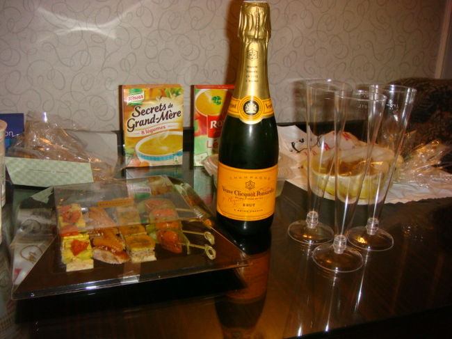 結局ラファイエットのメンズ館にある食料品フロアのダロワイヨでお惣菜。<br />シャンペンはブーブクリコ。グラスもちゃんとパーティ用のプラスチックのがあった。感激！<br />