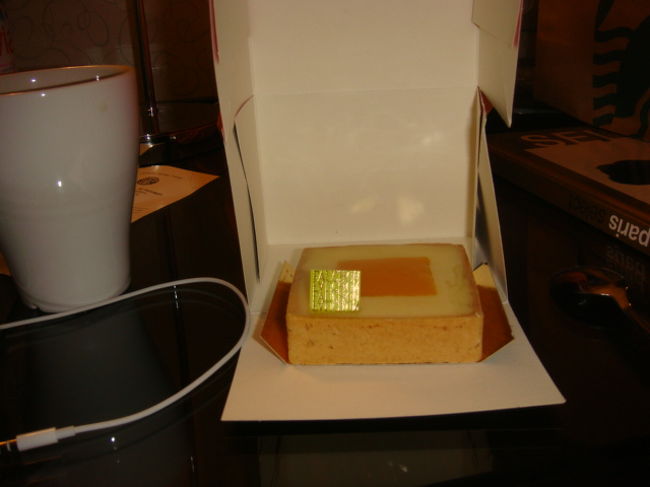 フォーションで買ったシトロンのケーキ。<br />お腹いっぱいだけど、どうしても食べたかったので１個だけ。<br />パリの年越しはメトロとかタダになるので、すごい混む。<br />以前来たとき、ホントに大変だったので、今回はお部屋でゆったり年越し。