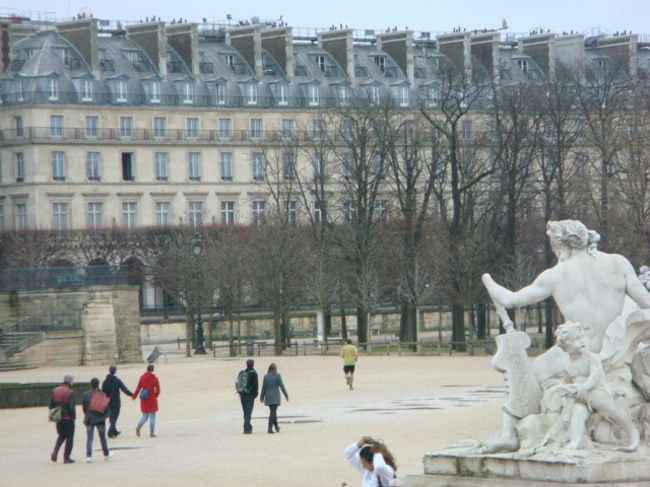 メトロコンコルド駅からチュルリー公園内を歩いて。