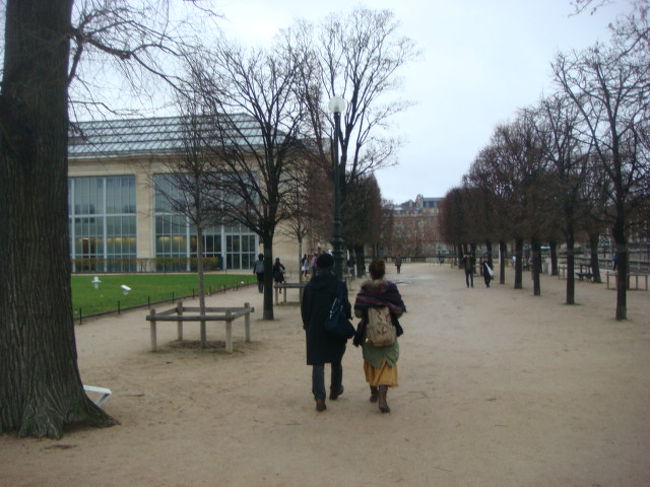 あんまり寒くはなかったけど、やっぱり小雨。<br />左手がオランジュリー美術館。