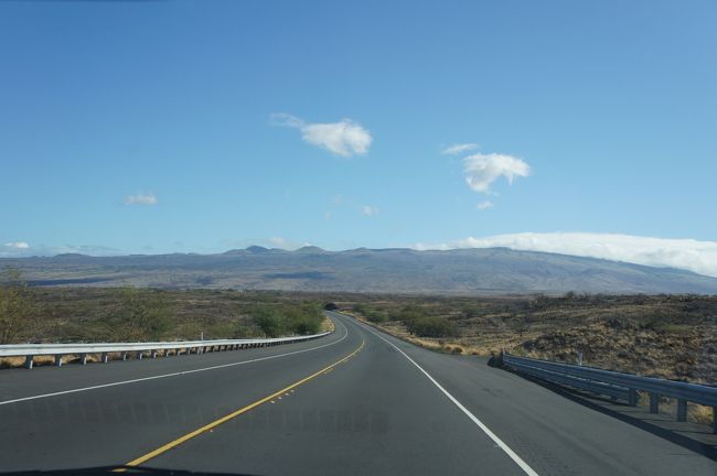 ラナイで朝食の後は車で溶岩道路をひたすら北上