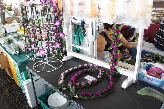 ハワイの市場らしくレイが売ってます