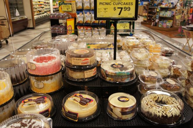 ついつい買ってしまう大きなケーキ。<br />今回はアップルパイとチョコチャンククッキーを買いました。