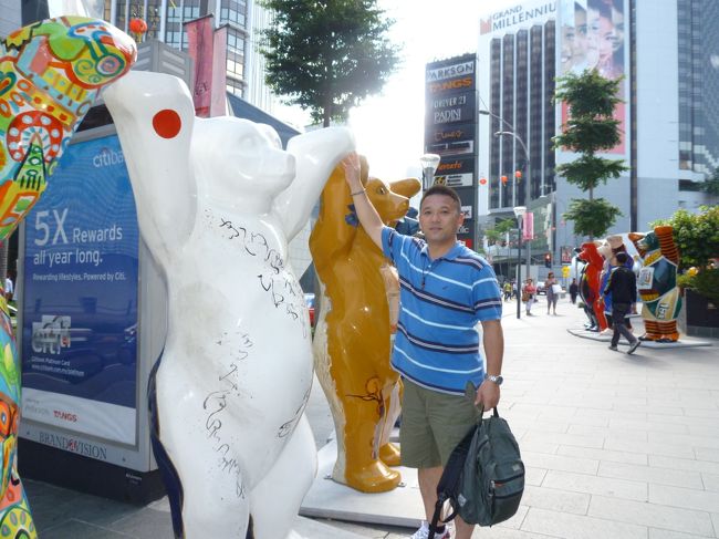 パビリオンの外には世界各国のデザイナーがデザインしたクマがずらっと並んでました。その国の特徴や雰囲気を表すデザインで、興味深く観てました。日本を探したら、ありました！<br />掌に日の丸、身体に行書体での文章が書かれているという、全世界の中で最もシンプルと思われるデザインでした。。。。<br />もっと色使えばいいのに、と個人的には思ってしまいました。