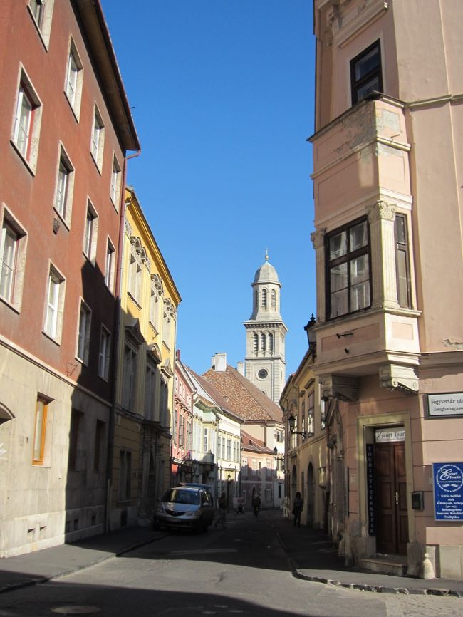 ウイーンマイドリンク駅　8：38発の電車でショプロン　9：50着。<br />片道12.60ユーロ。