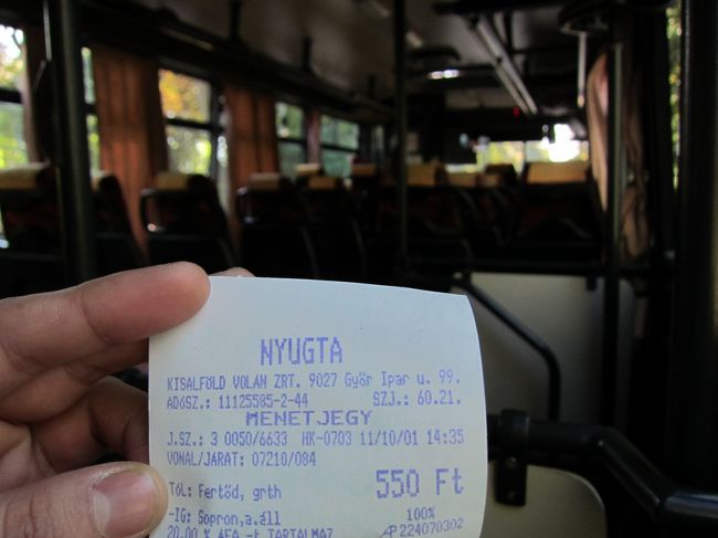 バスのチケットはドライバーさんから購入。<br />片道550フォリント。<br /><br />ＡＴＭでお金を下ろしたばかりで、1万フォリントしかなかったら、ドライバーさんにＮＯと言われ、チョコを買うはめに。