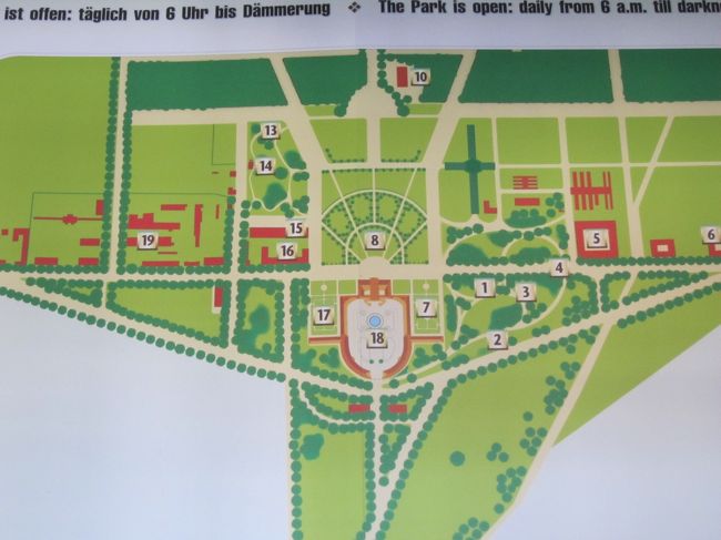 バスはアナウンスも表示もなく、降りる場所が分かりにくかった(>_<)<br />正門の手前のバス停は宮殿が見えなくて、気づかず通り過ぎましたが、次で降りても歩けました。<br />地図の左端の変で降りました。