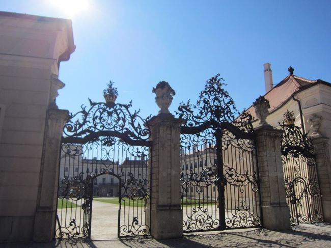 ぐるっとまわって正門です。<br />ここを入ってすぐ左手にガイドツアーの受付があります★