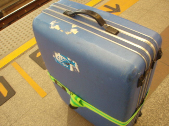 今回は一人だし荷物は小さくと思いましたが、雑貨を買おうと思い立ち大きめのスーツケース。エアポートレイルリンクは地元の方の帰宅時間にかぶっていたせいか、混雑していて学生さんもたくさん乗ってました。パヤタイからBTSに乗り換え。パヤタイについて下に降りるエレベーターはありますが、そこからは階段多し。<br />BTSはスカイスマートパスを購入。160バーツ。計画も大雑把なので、私には都度チケットを買うより、プリペイドカードの方が便利かと思い...。それにしても蒸し蒸しです。