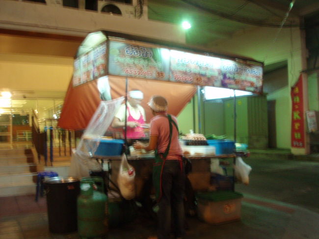 ホテルを出て少しうろうろ。右に行くとコンビニ発見。ビールと水を購入。でも、タイブランドのビールは全部売り切れ。洪水のせい？？また、少しうろうろ。ホテル左側にパッタイ屋があったので、そこでエビ入りのパッタイを注文。