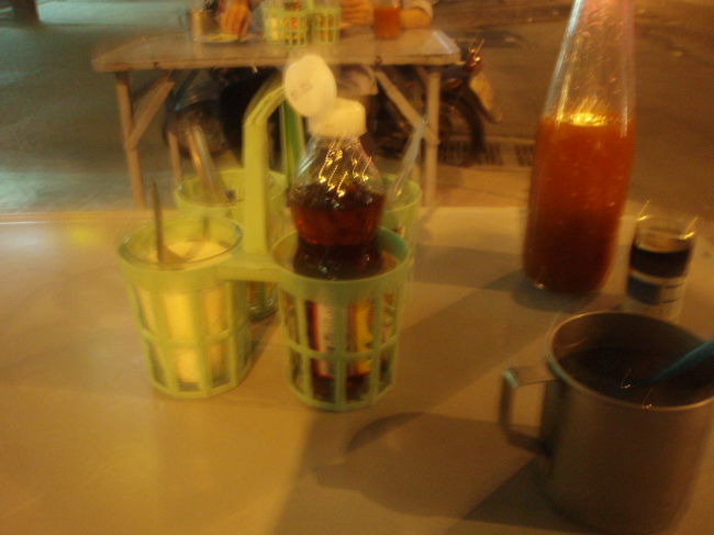 歩道橋の下あたりにあります。お持ち帰りで買って行く人多し。普通のは３５バーツ。ムール貝入り４０バーツ。スペシャルは５０バーツでした。