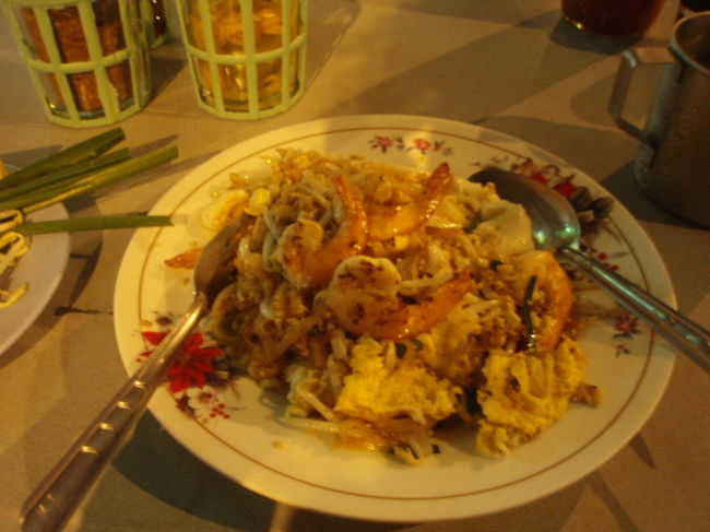 ９時夕食。パッタイクンソット。エビたくさん入っていました。その他に、バナナの花、もやし、にらが別盛りに出てきました。ナンプラーやらお砂糖、お酢、唐辛子を好みで加えながら食べます。