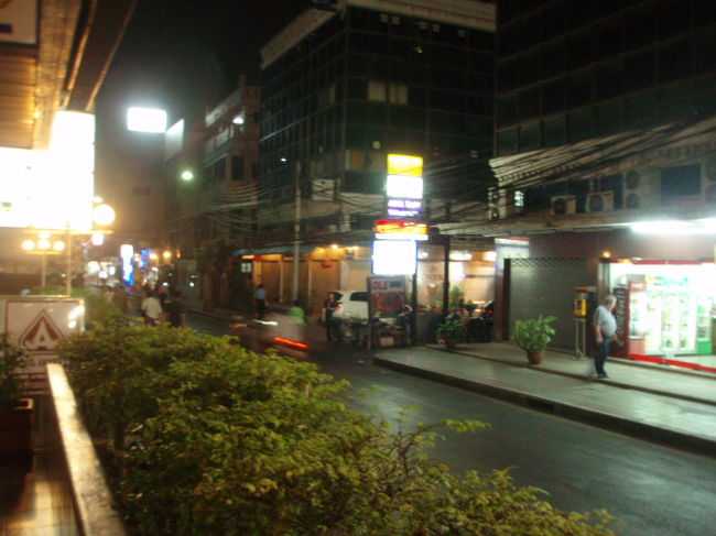 食後はまたぶらぶら。ホテルの脇道。コンビニ、屋台がありました。２日目以降はコンビニはこっちのお店を利用。タイブランドのビールもおいてあるし。